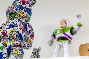 Des figurines colorées, dont un personnage de dessin animé, décorent une étagère du cabinet